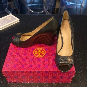 Selling Tory  Burch shoes